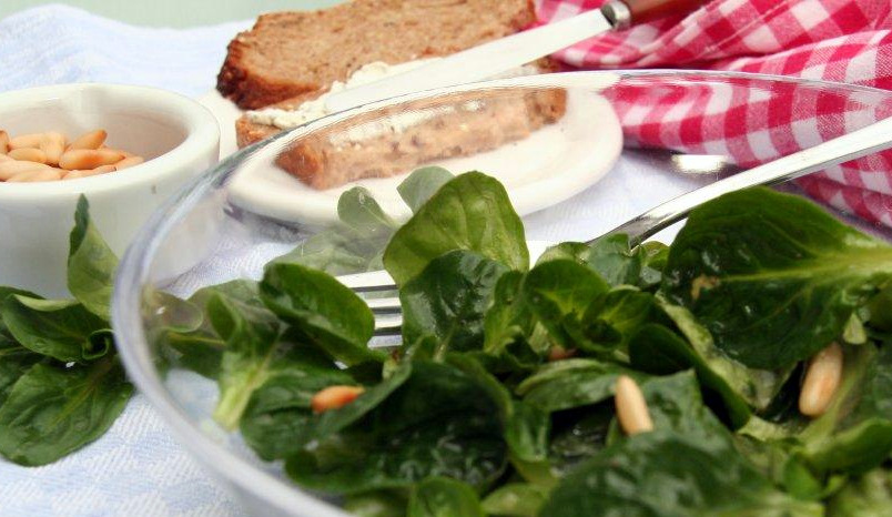 Feldsalat mit Pinienkernen